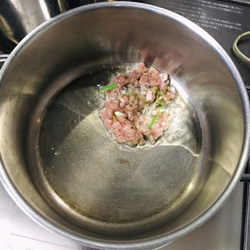 Step 2 Marinate and stir-fry meat Pumpkin soup with minced meat