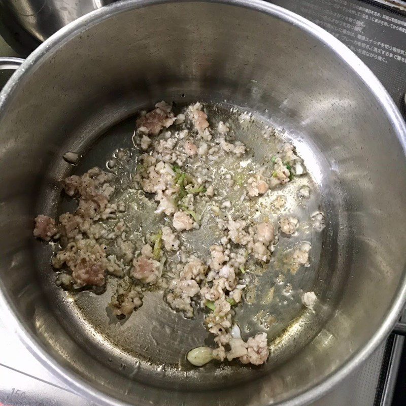 Step 2 Marinate and stir-fry meat Pumpkin soup with minced meat