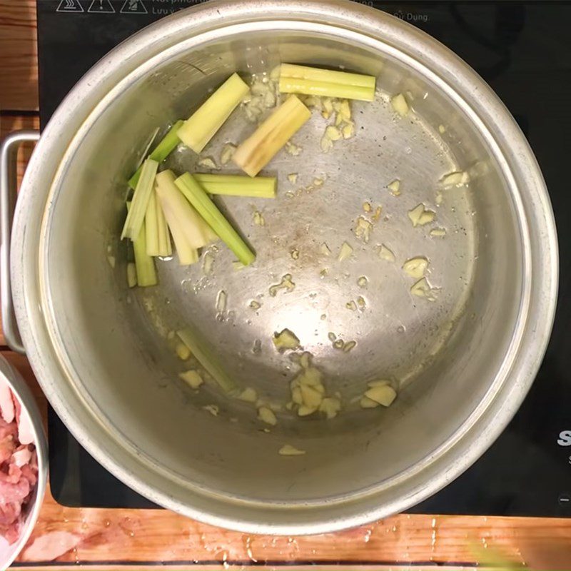 Step 3 Marinate and stir-fry beef Brown rice porridge with beef