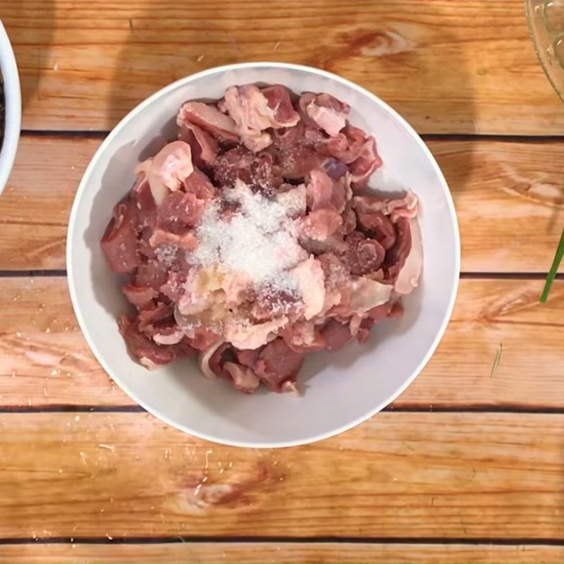 Step 3 Marinate and stir-fry beef Brown rice porridge with beef