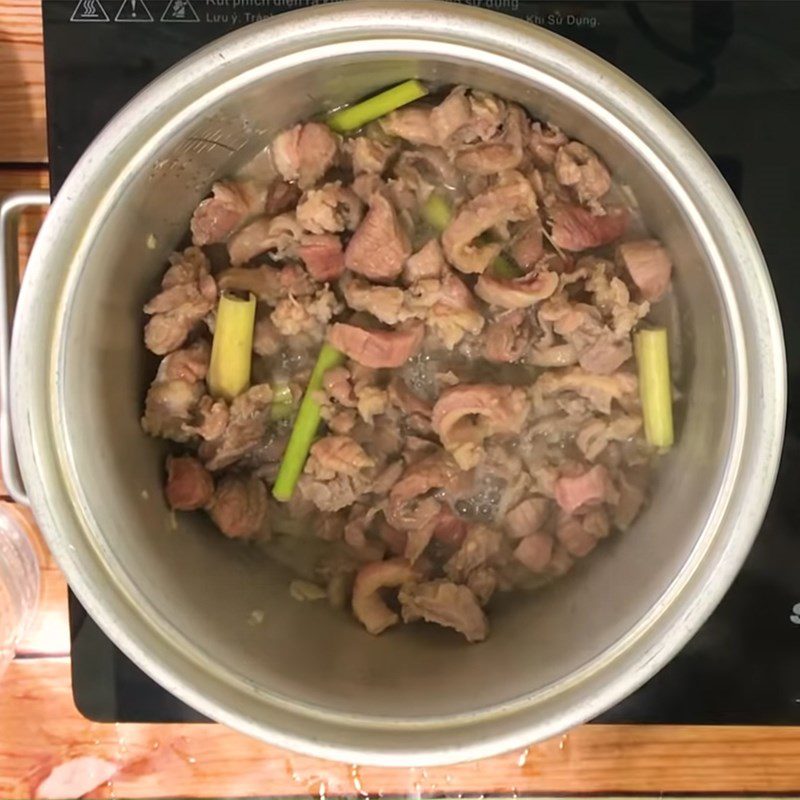 Step 3 Marinate and stir-fry beef Brown rice porridge with beef