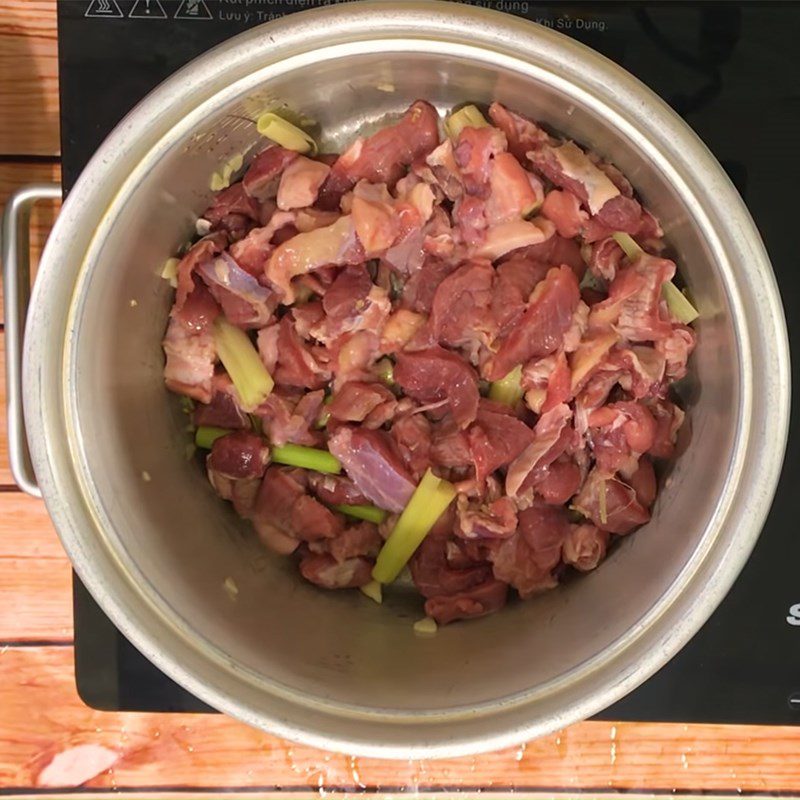 Step 3 Marinate and stir-fry beef Brown rice porridge with beef