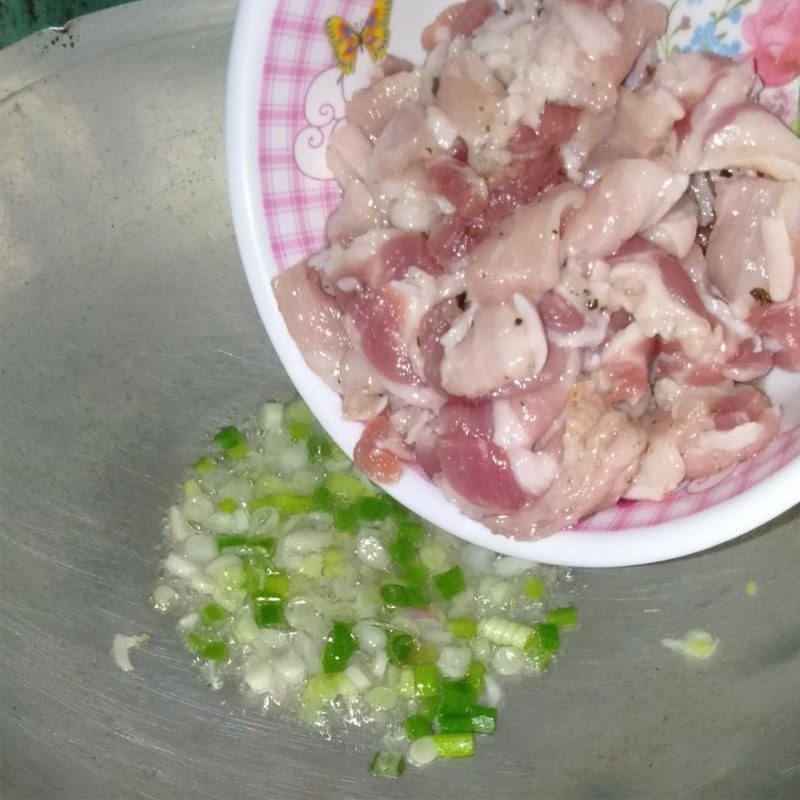 Step 2 Marinate and stir-fry the pork Fried sweet potato shrimp cakes (recipe shared by a user)