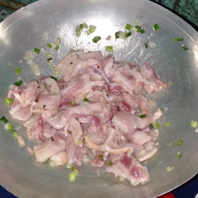 Step 2 Marinate and stir-fry the pork Fried sweet potato shrimp cakes (recipe shared by a user)