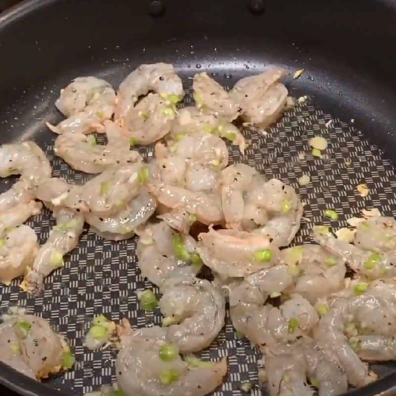 Step 2 Marinate and stir-fry the shrimp for stir-fried chayote with shrimp