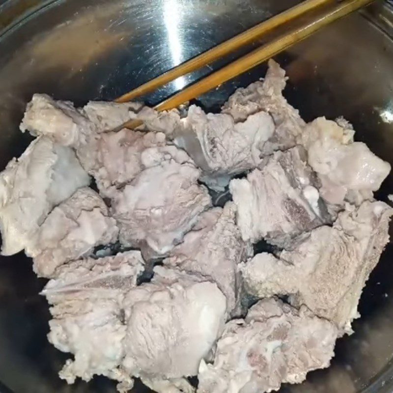 Step 2 Marinating beef bones Beef bone soup with mushrooms (Korean beef bone soup)