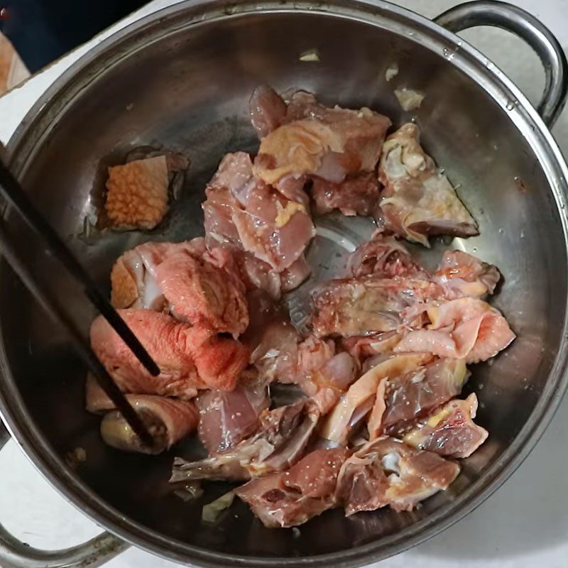 Step 2 Marinate the chicken bones for lotus root soup with chicken bones