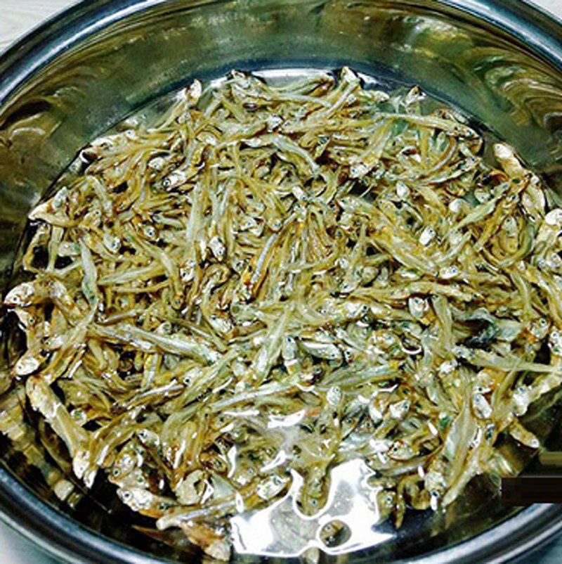 Step 1 Prepare the ingredients for Sweet and Sour Dried Anchovies