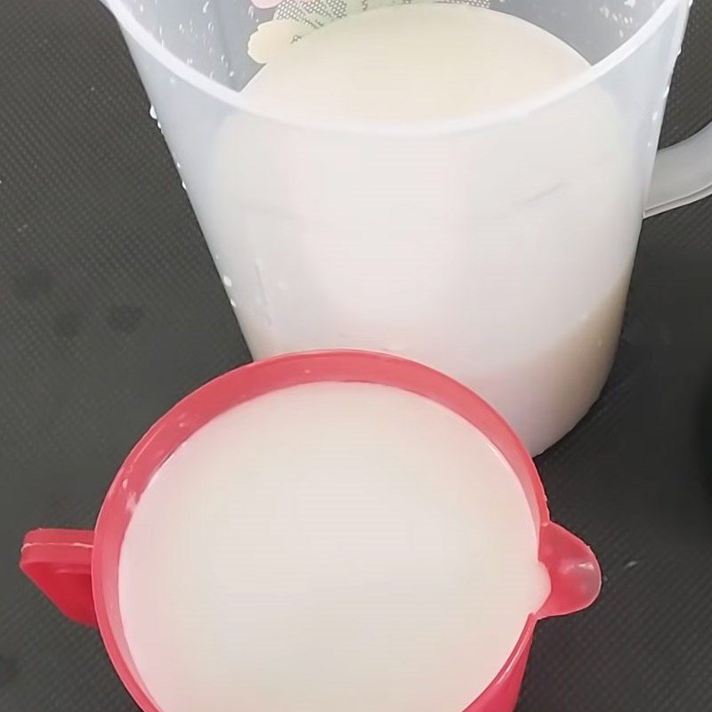 Step 2 Extracting coconut milk Sticky rice with mung beans and pandan leaves