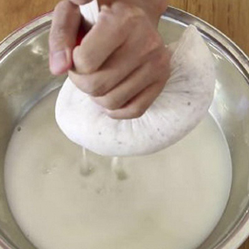 Step 2 Extracting coconut milk Sticky rice with mung beans and pandan leaves