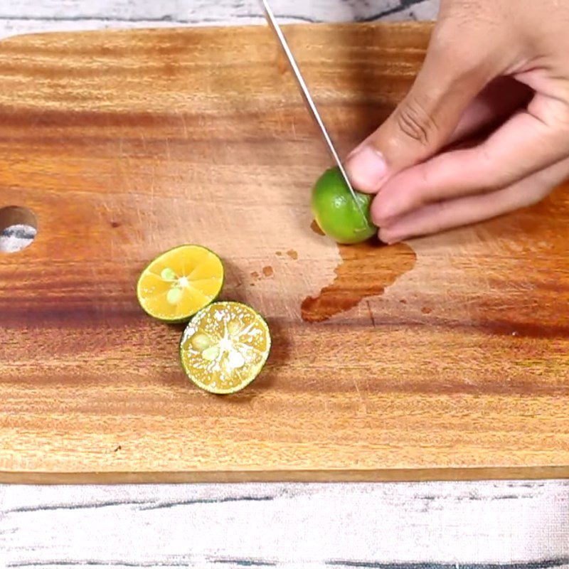 Step 2 Juicing the calamondin and slicing the peel Calamondin soaked in rock sugar