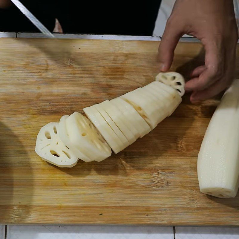 Step 1 Prepare the ingredients for Lotus Root Soup with Chicken Bones