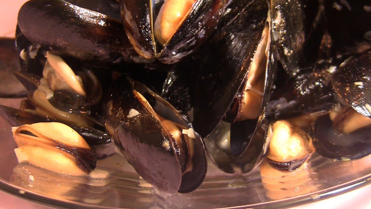 Stir-fried mussels with butter and garlic