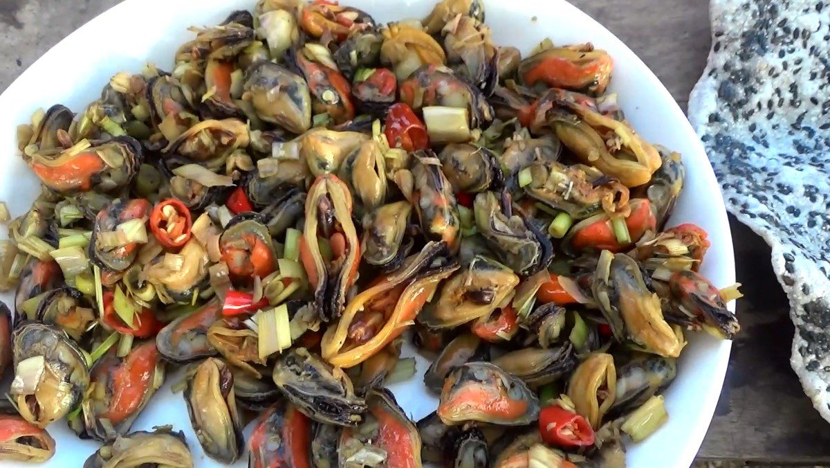 Stir-fried mussels with lemongrass and chili