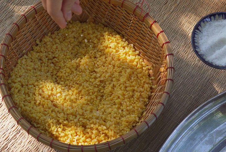 Step 1 Prepare the ingredients for Salted Egg Sticky Rice Cake