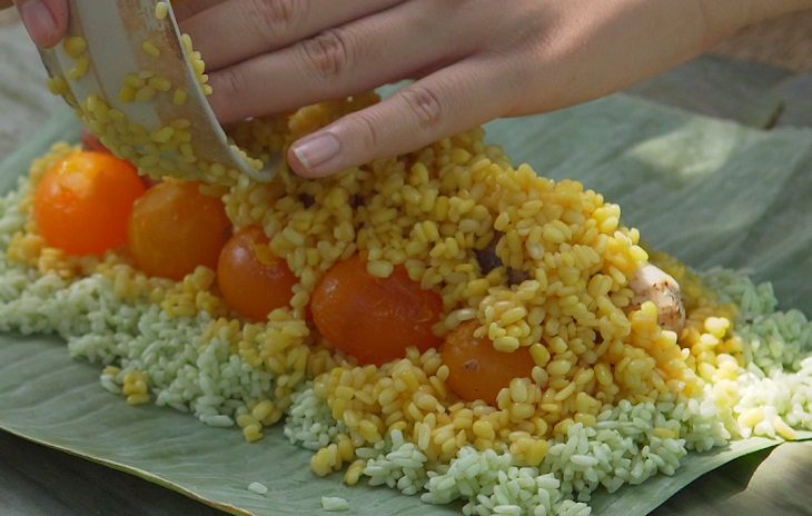 Step 2 Wrapping the cake Salted egg sticky rice cake