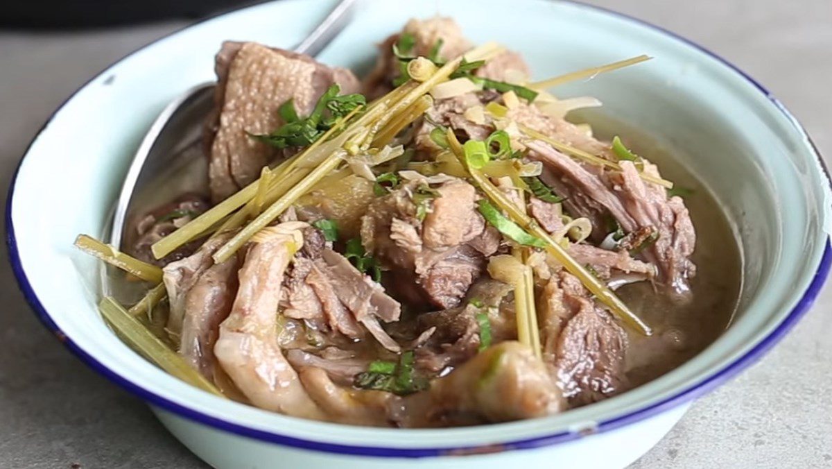 Duck braised with sour fruits using an electric pressure cooker