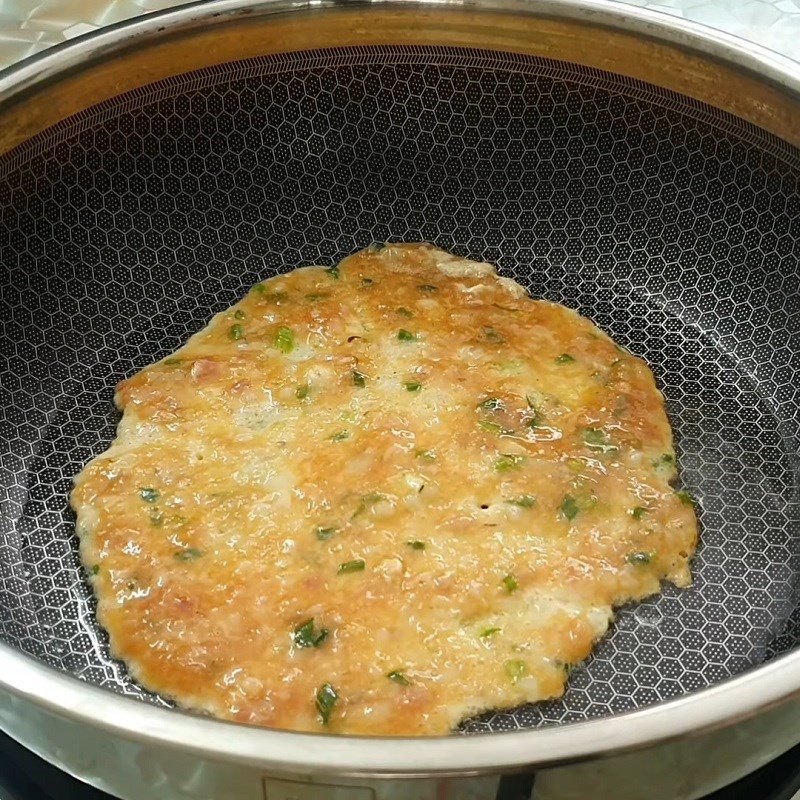 Step 3 Frying eggs Egg roll with shrimp and meat