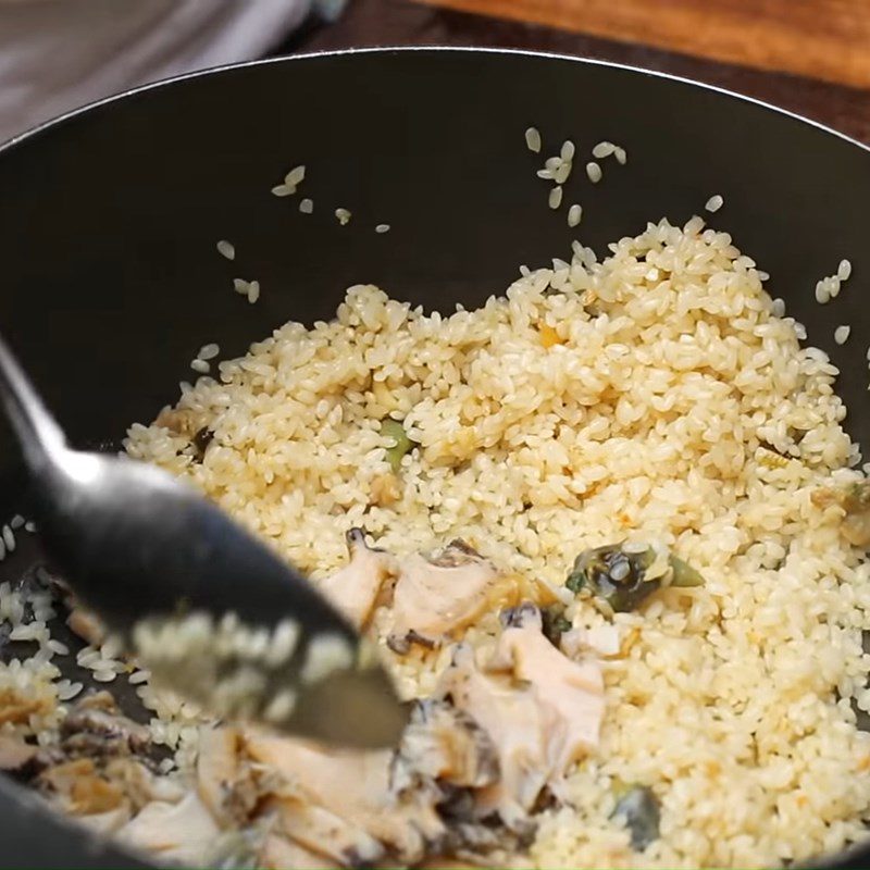 Step 3 Rinse rice and cook abalone porridge with egg