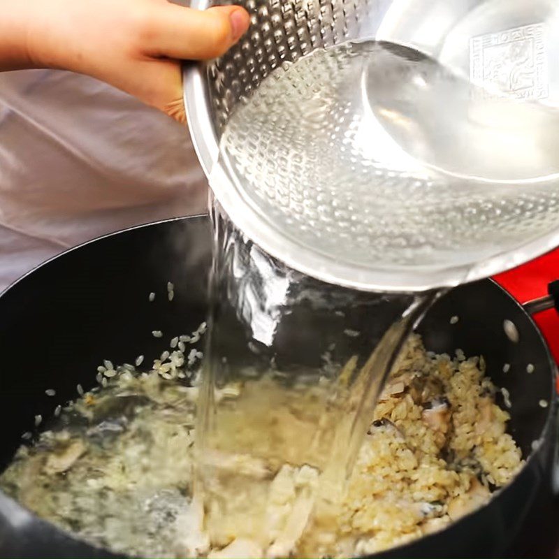 Step 3 Rinse rice and cook abalone porridge with egg