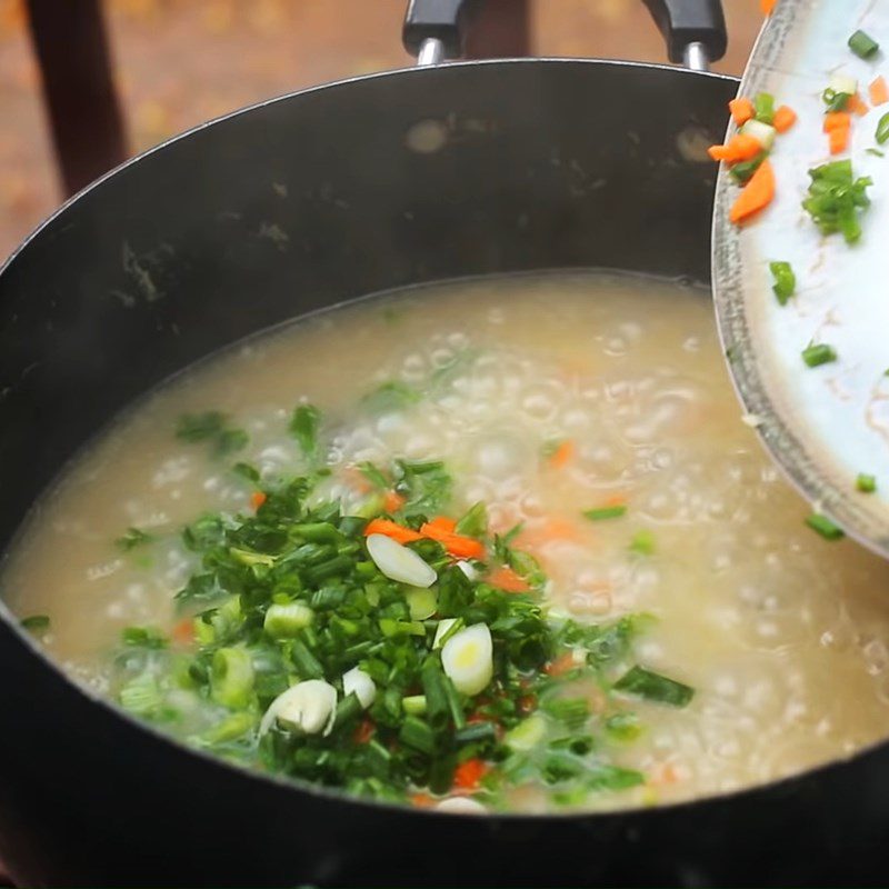 Step 3 Rinse rice and cook abalone porridge with egg