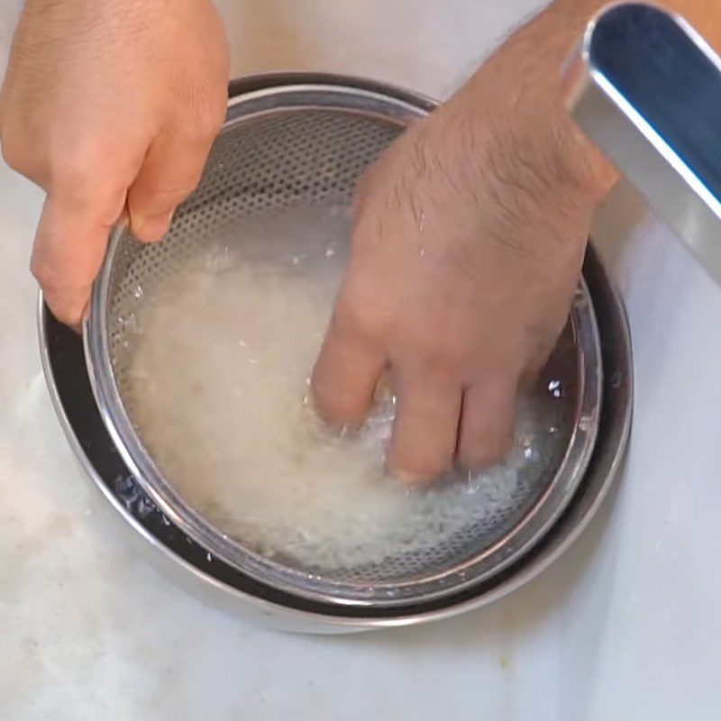 Step 1 Wash rice and cook Dropped Intestine Porridge