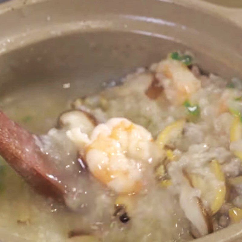 Step 4 Wash rice and cook porridge Abalone shrimp mushroom porridge