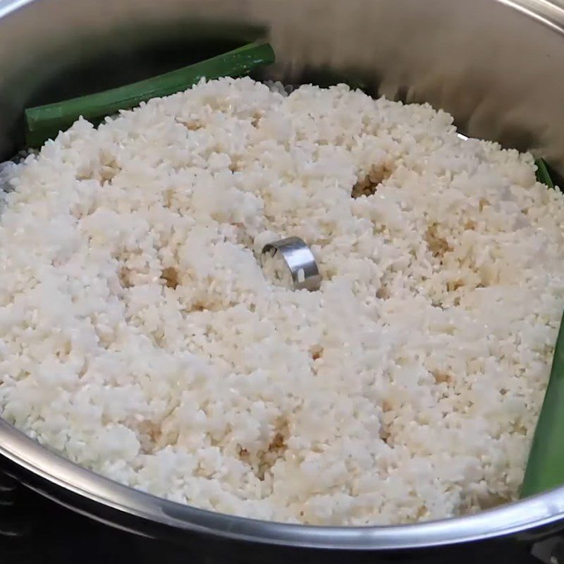 Step 1 Rinse the rice and cook steamed broken rice