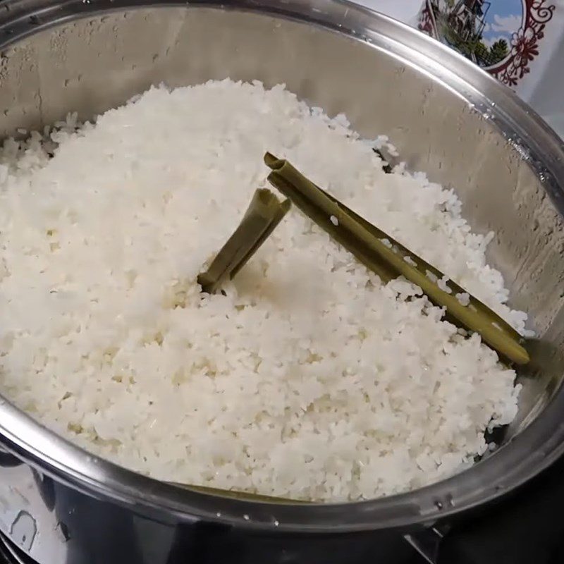 Step 1 Rinse rice and cook rice with a steamer