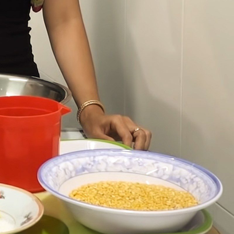 Step 2 Rinse and soak mung beans for Southern savory sticky rice cake