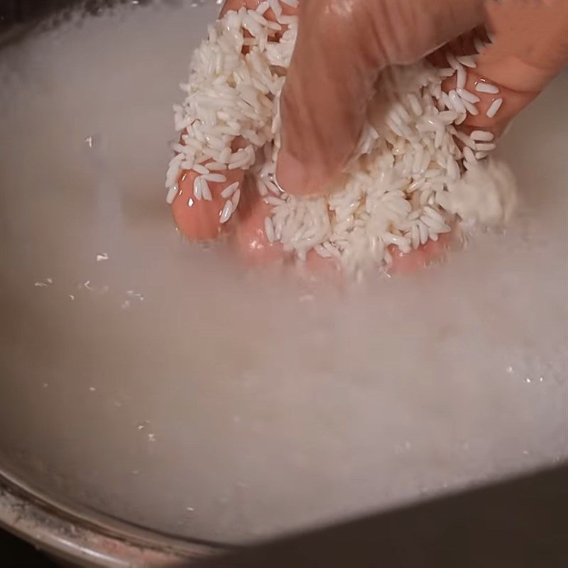 Step 2 Rinse and soak the sticky rice Pandan sticky rice