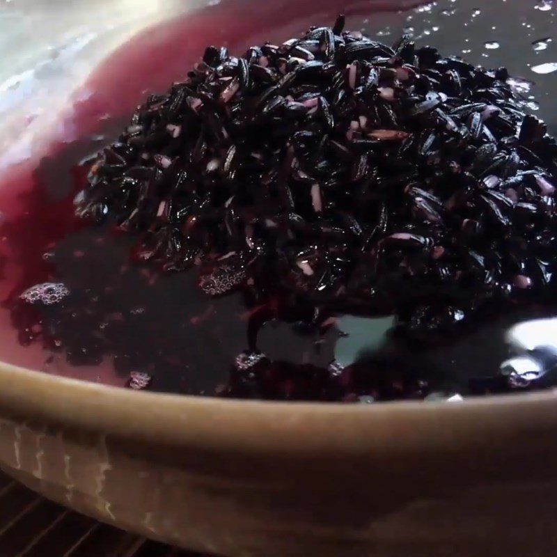 Step 1 Wash and soak black sticky rice for Fruit Yogurt Black Sticky Rice Dessert