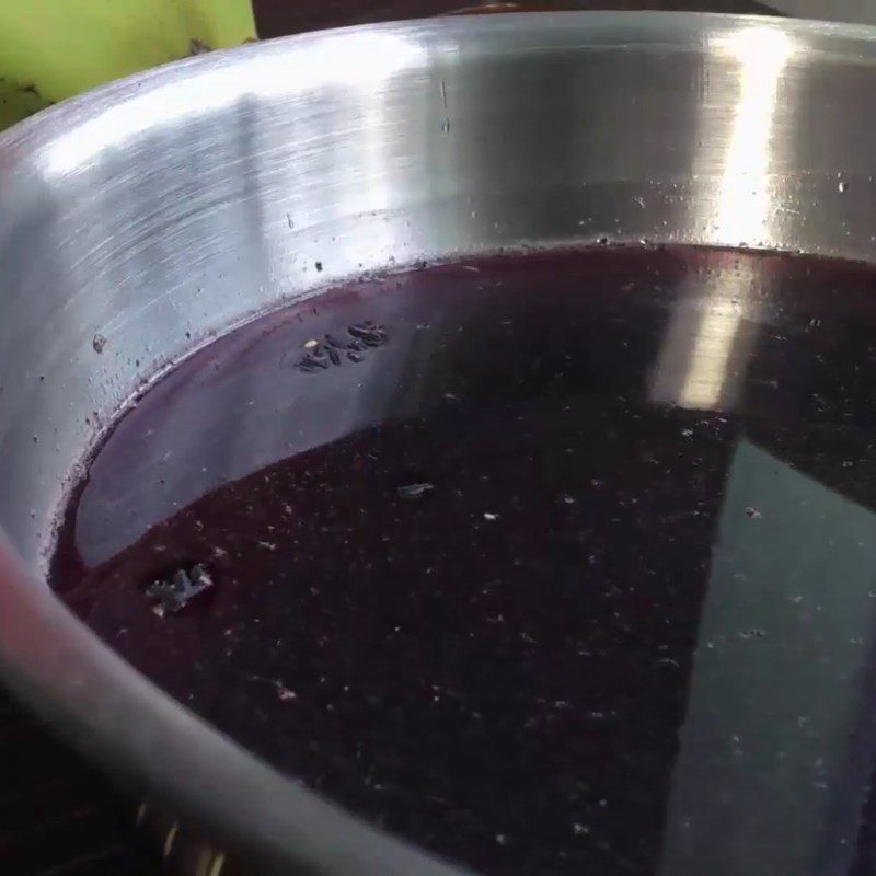 Step 1 Wash and soak black sticky rice for Fruit Yogurt Black Sticky Rice Dessert