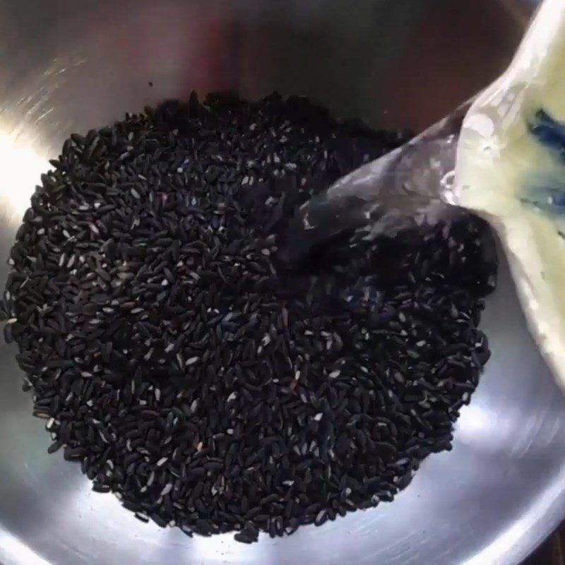 Step 1 Wash and soak black sticky rice for Fruit Yogurt Black Sticky Rice Dessert