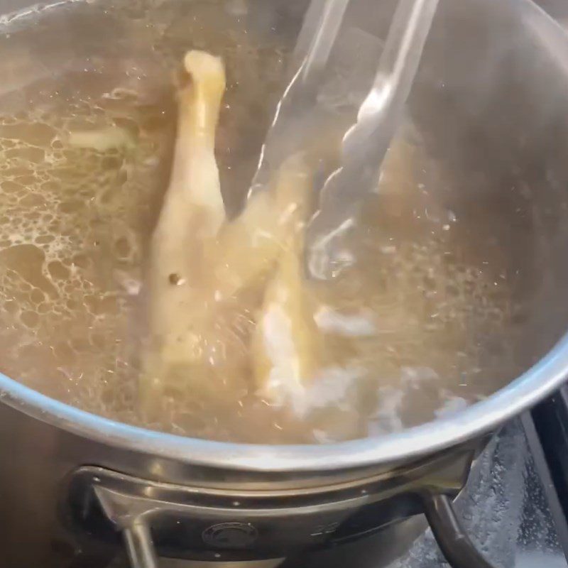 Step 7 Take and shred the chicken Dry Pho Gia Lai