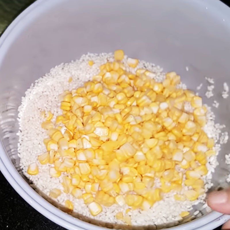 Step 2 Mix the corn and glutinous rice for Corn Sticky Rice using a Rice Cooker