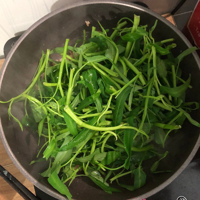 Step 3 Prepare stir-fried water spinach with shrimp Stir-fried water spinach with minced shrimp