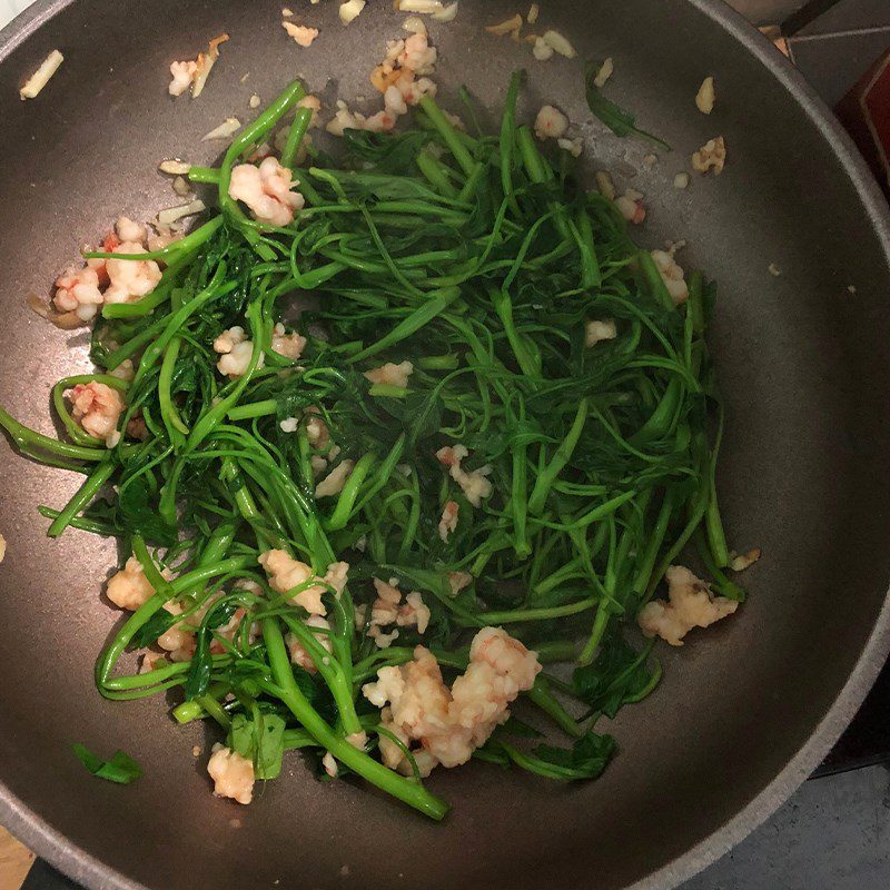 Step 3 Prepare stir-fried water spinach with shrimp Stir-fried water spinach with minced shrimp