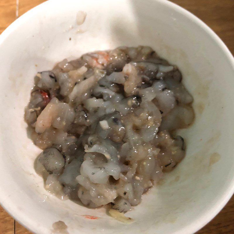 Step 2 Marinate the shrimp Stir-fried water spinach with minced shrimp