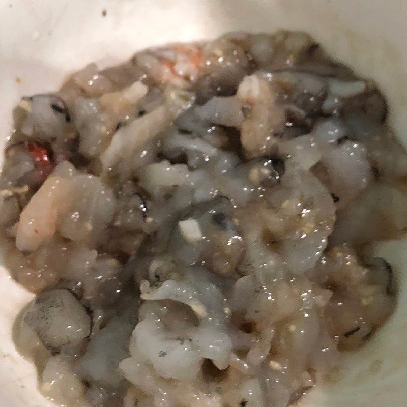 Step 2 Marinate the shrimp Stir-fried water spinach with minced shrimp