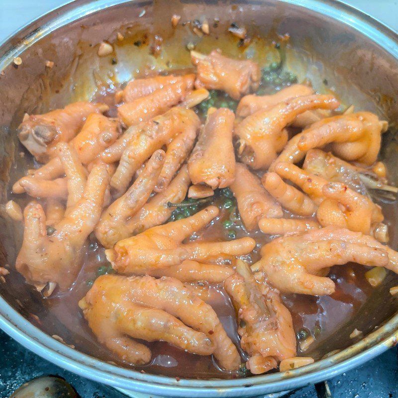 Step 3 Stir-fried Chicken Feet Chicken feet with green pepper sauce