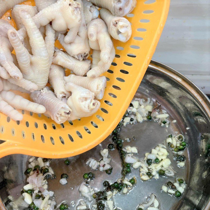 Step 3 Stir-fried Chicken Feet Chicken feet with green pepper sauce