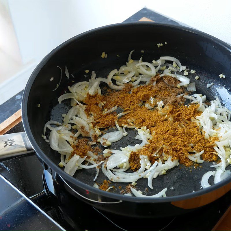 Step 4 Stir-fried chicken breast Indian curry with mango sauce