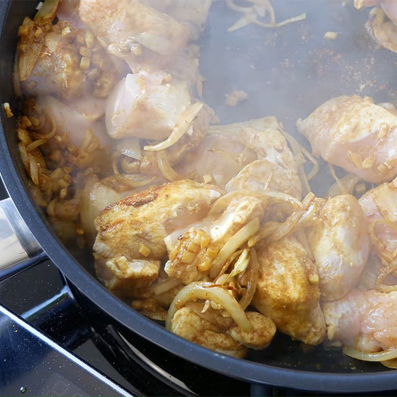 Step 4 Stir-fried chicken breast Indian curry with mango sauce