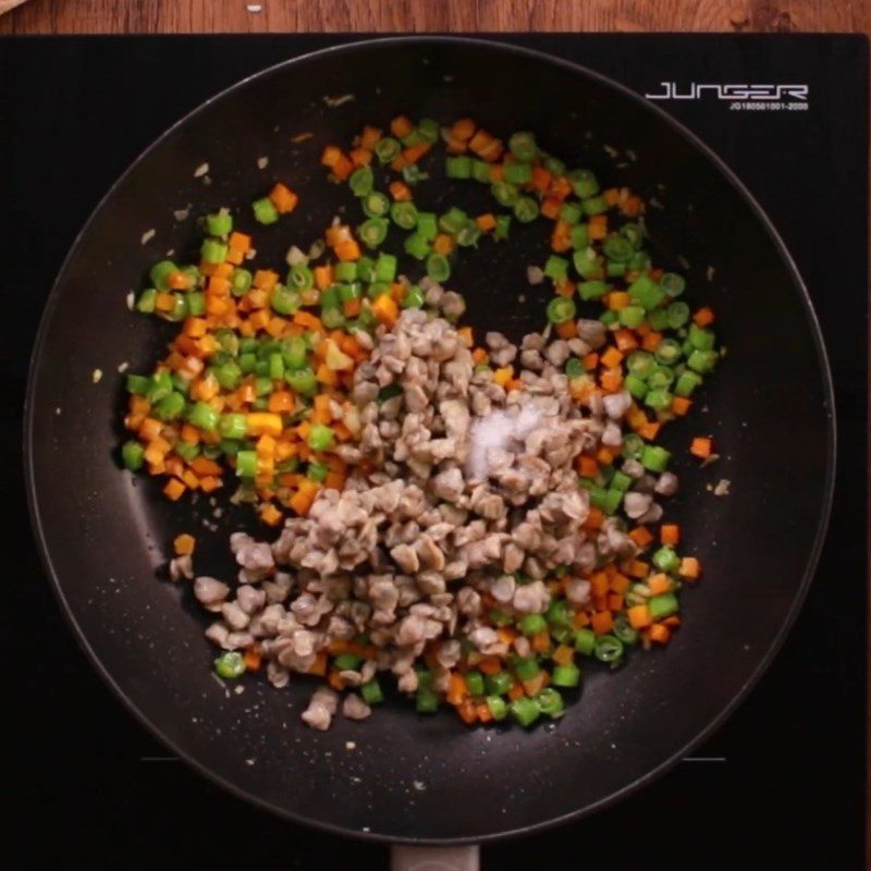 Step 3 Stir-fry vegetables and clams for Fried Rice with Clams