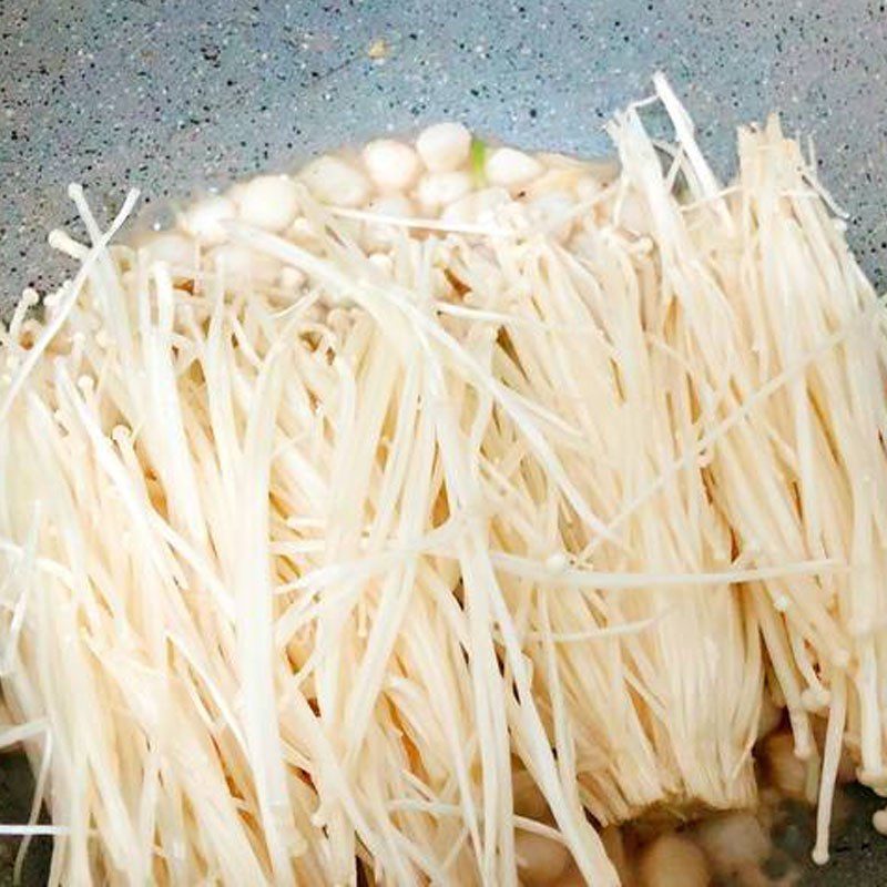 Step 2 Stir-fry scallops with enoki mushrooms Stir-fried Scallops with Enoki Mushrooms