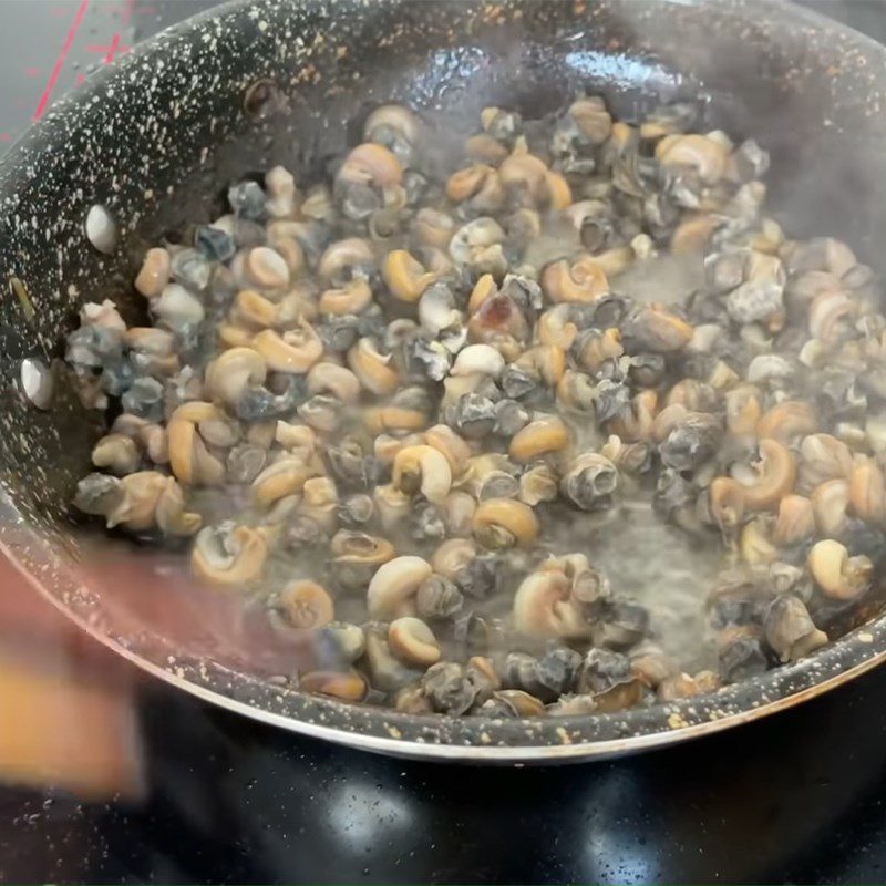 Step 3 Stir-fried snail meat for bitter snail noodle soup with spare ribs