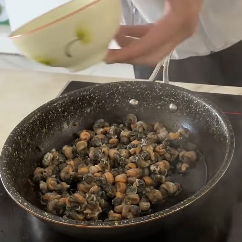 Step 3 Stir-fried snail meat for bitter snail noodle soup with spare ribs