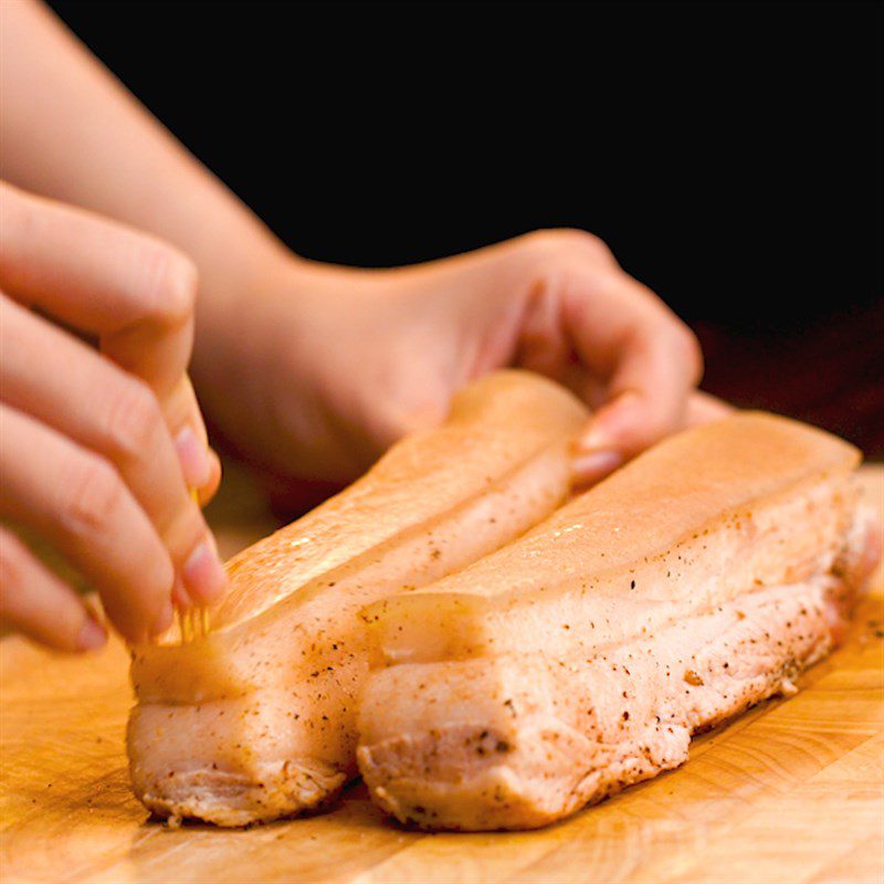 Step 3 Score the skin and brush with vinegar for roasted pork made with an air fryer