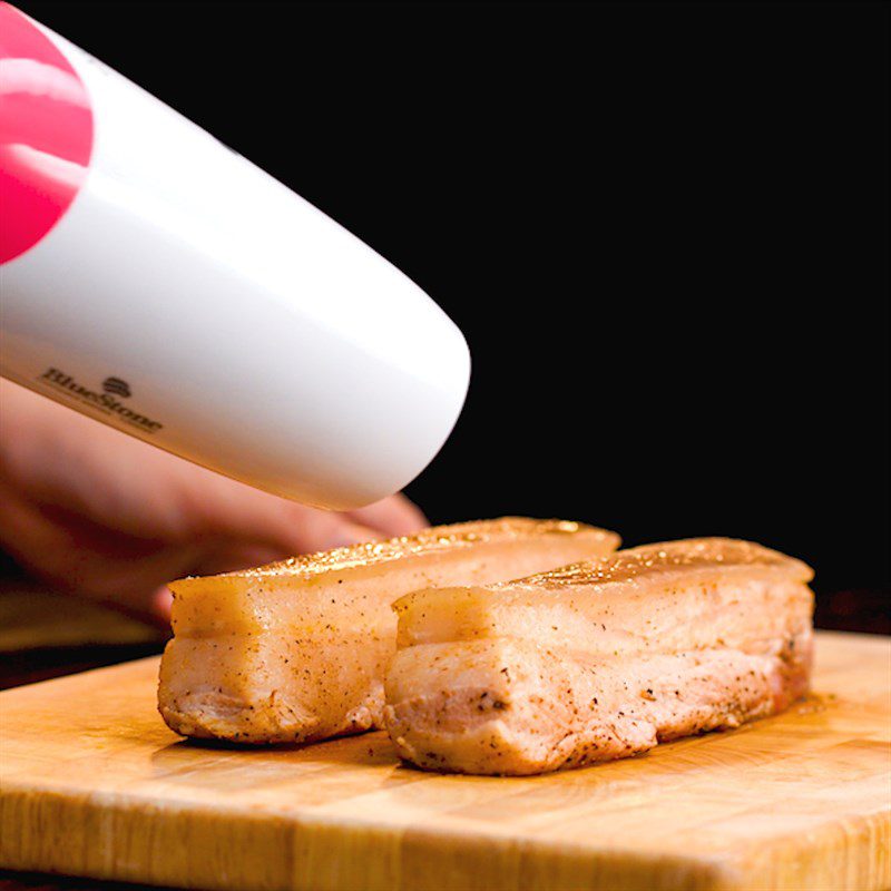 Step 3 Score the skin and brush with vinegar for roasted pork made with an air fryer